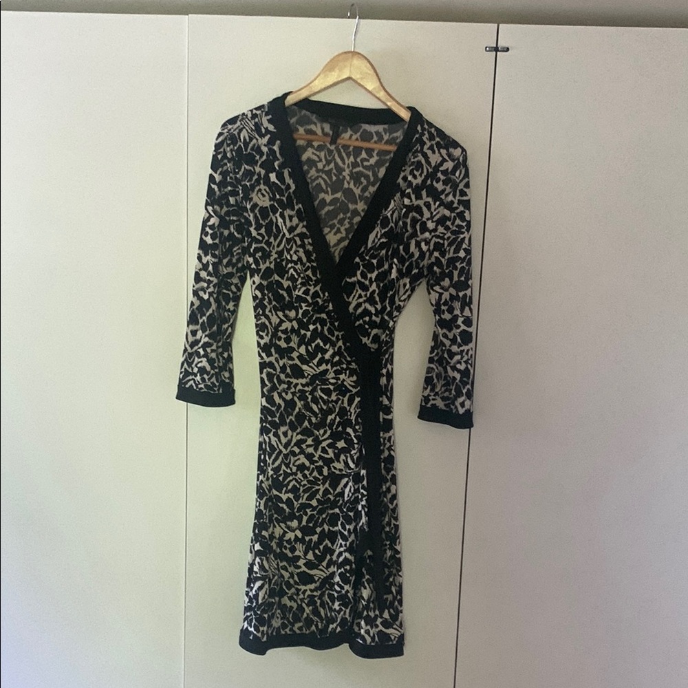 BCBG Size Small Wrap Stretch Black & Ivory Washable Dress
